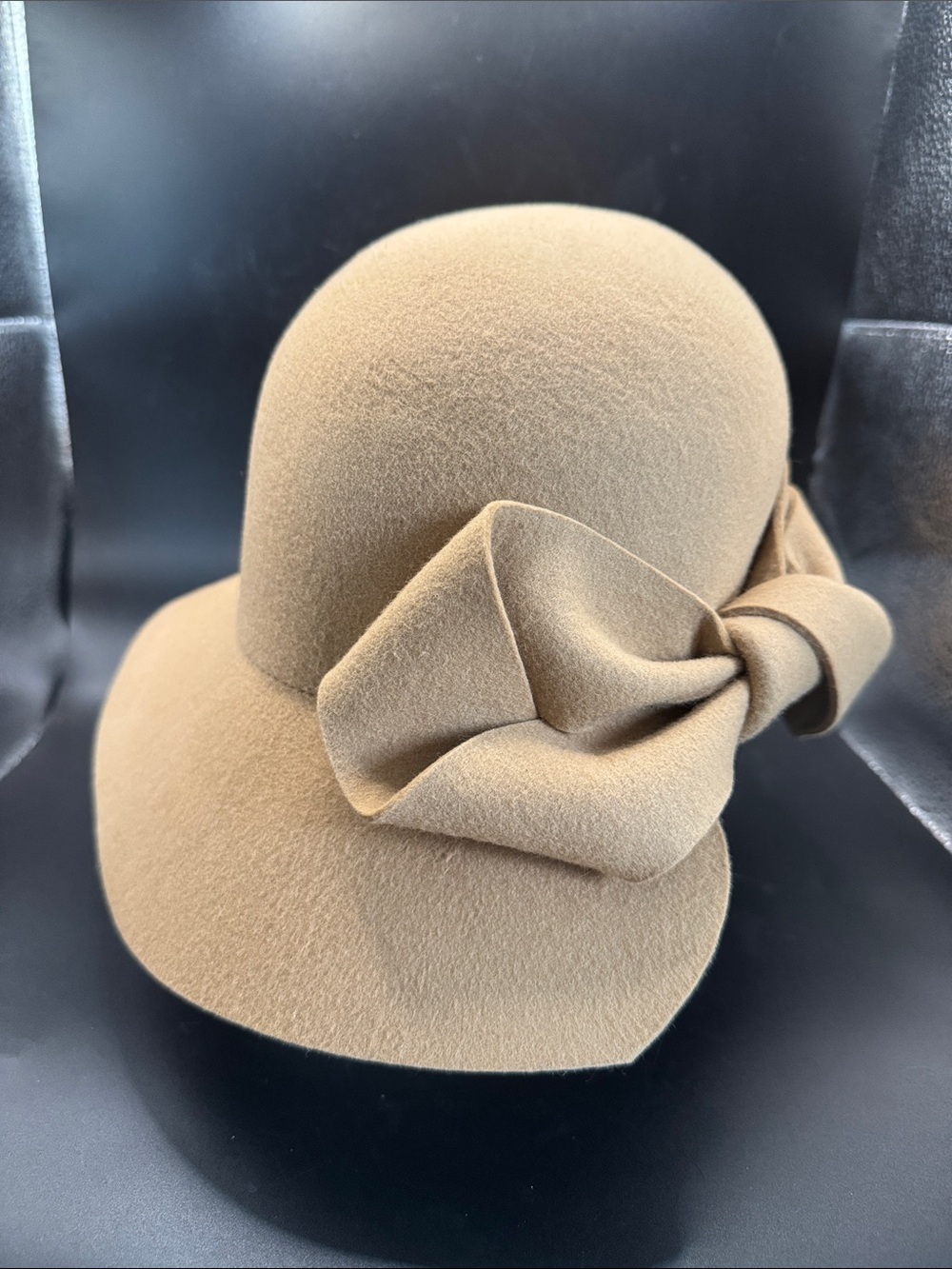 NWT Giovannio NY Elegant Women's Felt Wool Cloche Hat with Decorative Bow - Tan